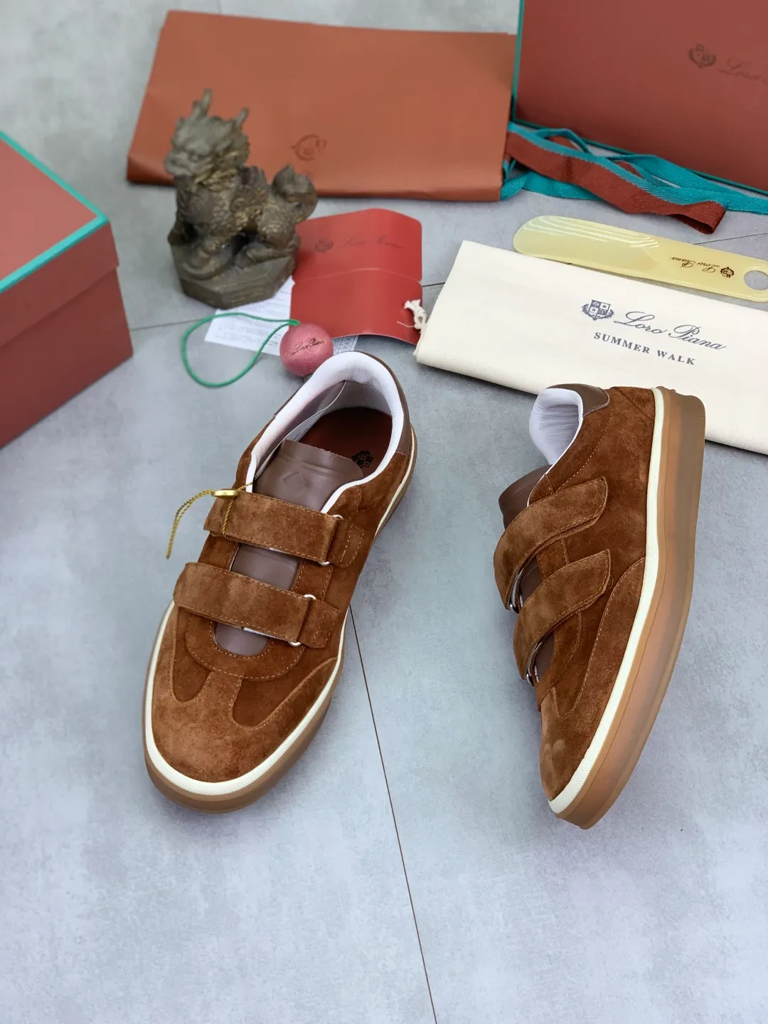 Men's men's shoes 💰P580 New model 💰 The latest casual shoes Loro Piana 💯 Top grade 💯 Buy the original copy 💯 Founded the existing Loro Piana company on April 24, 1924. It is the sixth generation of family operation, providing the best quality products to customers who are discerning about taste and quality. Imported original fly woven fabric with cowhide fabric, plain calfskin lining, hand-stitched thread with cowhide feet, original packaging, high-end outsole, size: 38-45 (custom-made for 46), 5️⃣ colors available
